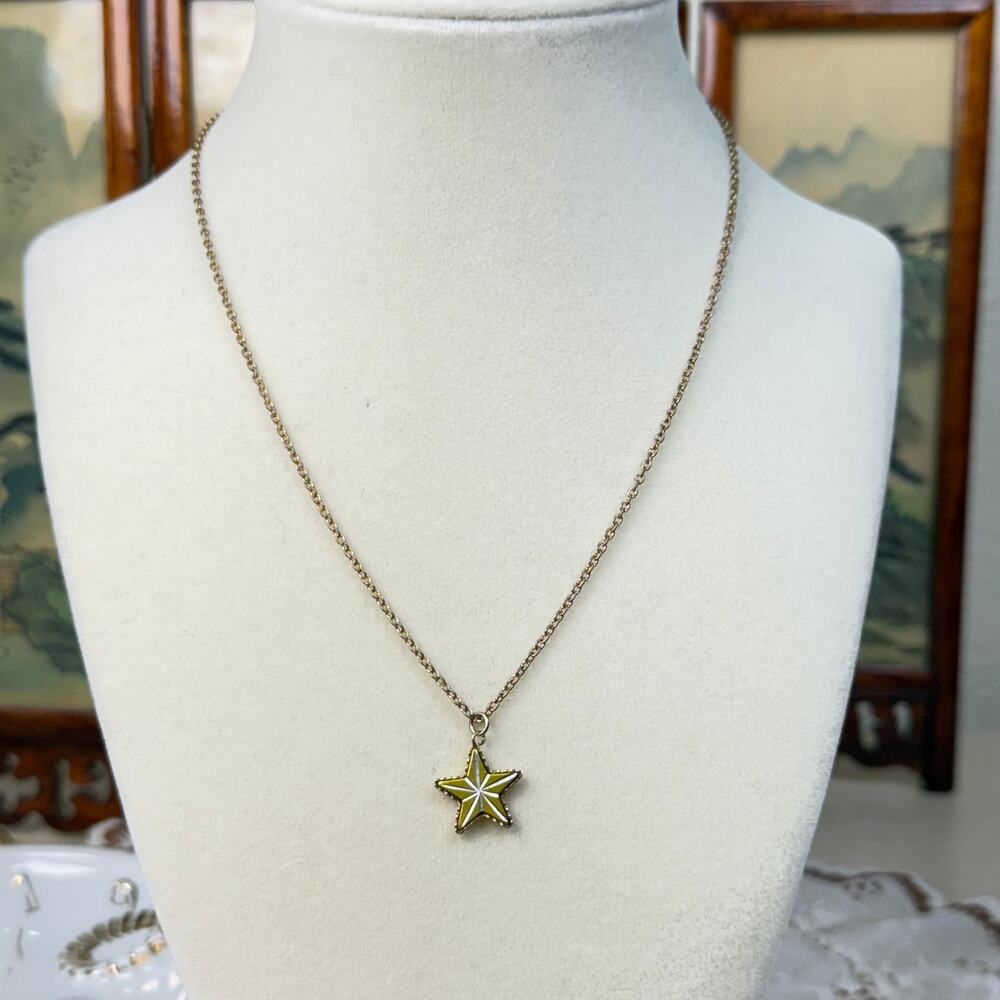 Vintage 70s 80s Gold Tone Etched Small Dainty Star Pendant Chain Necklace